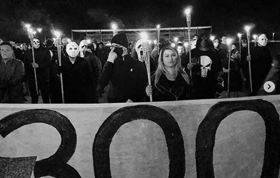 300 pelo Brasil protesta em frente ao STF com tochas e máscaras contra Alexandre de Moraes