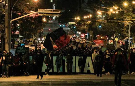 Protesto antifascista em Curitiba termina em confronto com a PM