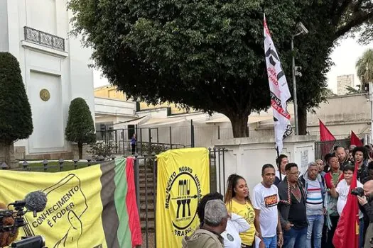 Manifestantes protestam em apoio a Vini Jr. na Embaixada da Espanha em Brasília