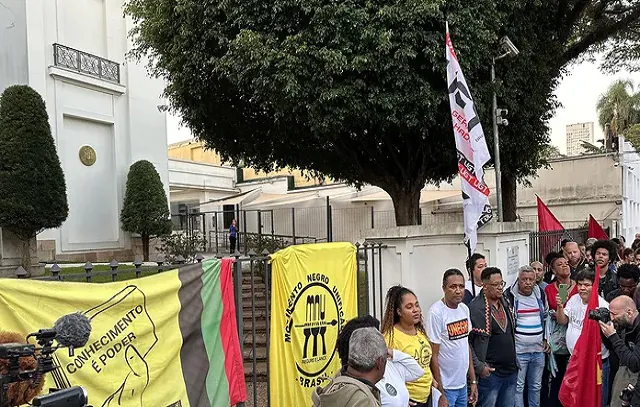 Manifestantes protestam em apoio a Vini Jr. na Embaixada da Espanha em Brasília