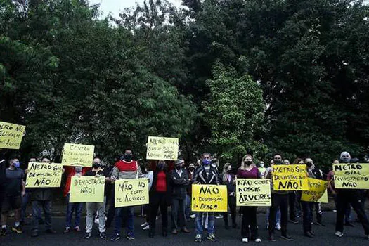 Protesto contra retirada de pelo menos 350 árvores nativas adia obra do Metrô