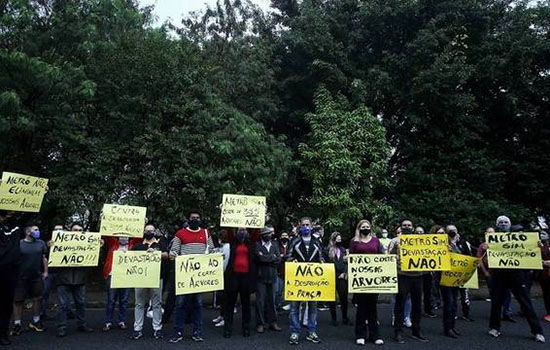 Protesto contra retirada de pelo menos 350 árvores nativas adia obra do Metrô