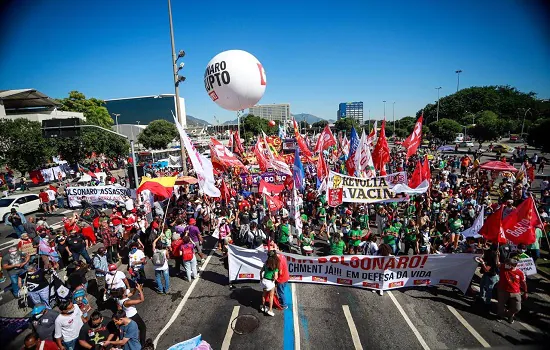 Atos contra Bolsonaro acontecem pelo País e mobilizam oposição nas redes