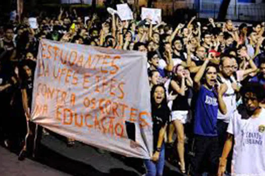 Estudantes protestam contra Bolsonaro no Rio