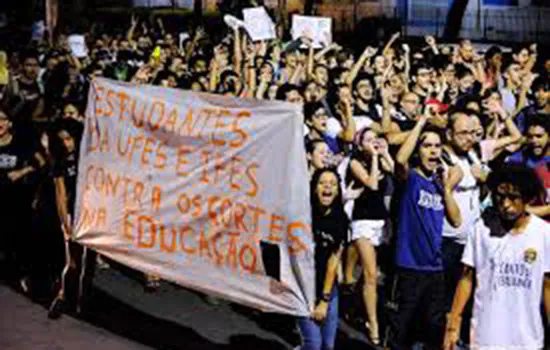 Estudantes protestam contra Bolsonaro no Rio