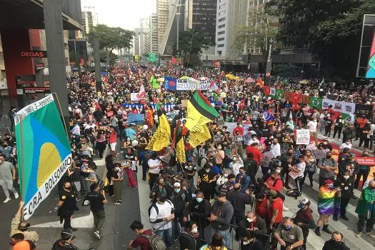 Manifestação cresce na Paulista e bandeiras verde e amarelo aparecem