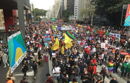 Manifestação cresce na Paulista e bandeiras verde e amarelo aparecem