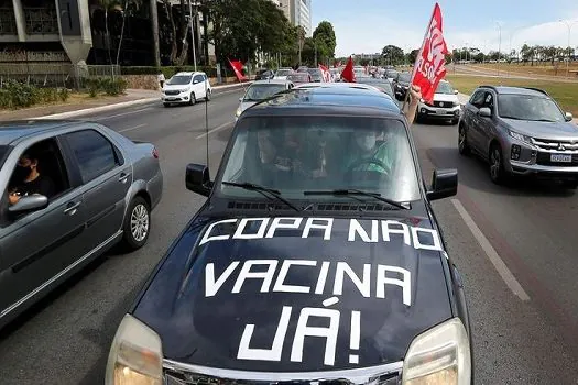 Manifestantes fazem carreata em Brasília contra a Copa América no Brasil