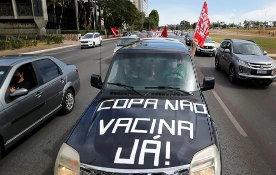 Manifestantes fazem carreata em Brasília contra a Copa América no Brasil