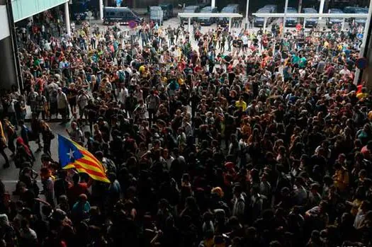 Ato em defesa de líderes catalães paralisa Barcelona