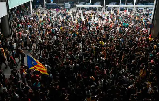 Ato em defesa de líderes catalães paralisa Barcelona