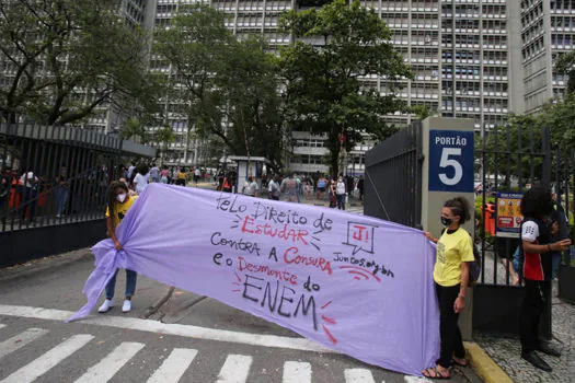 Prova do Enem no Rio de Janeiro tem protesto contra interferência do governo no exame