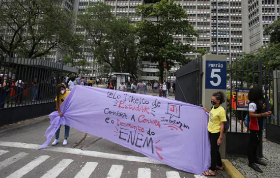 Prova do Enem no Rio de Janeiro tem protesto contra interferência do governo no exame