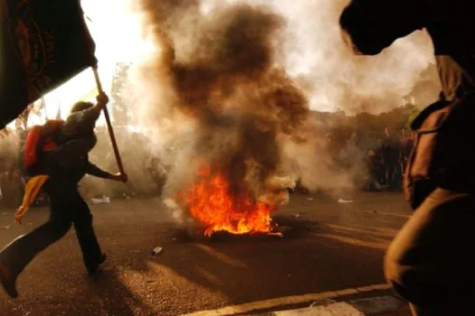 Manifestantes fecham a Fernão Dias por em protesto contra morte de homem