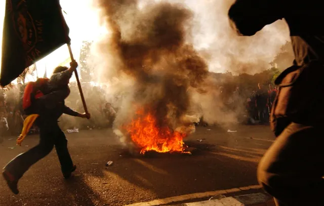 Manifestantes fecham a Fernão Dias por em protesto contra morte de homem