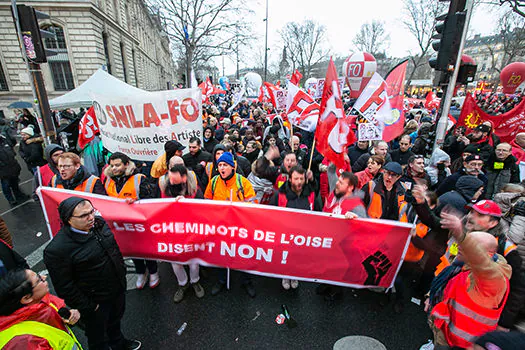 Na França, greve contra reforma da previdência chega à quinta semana de protestos