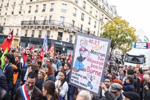 Protestos aumentam na França enquanto Macron tenta reagir