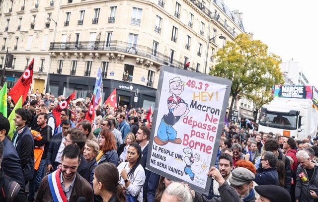 Protestos aumentam na França enquanto Macron tenta reagir
