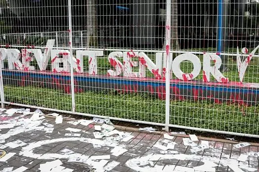 Sede da Prevent Senior em SP é alvo de protesto com fachada pintada de vermelho