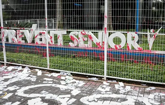 Sede da Prevent Senior em SP é alvo de protesto com fachada pintada de vermelho