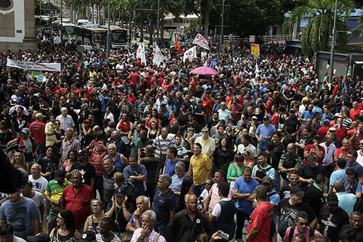 Manifestantes protestam contra medidas do governo do Rio