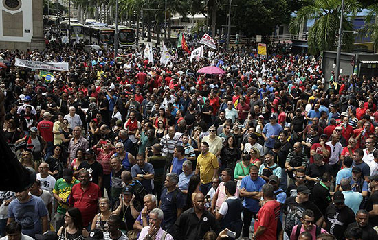 Manifestantes protestam contra medidas do governo do Rio