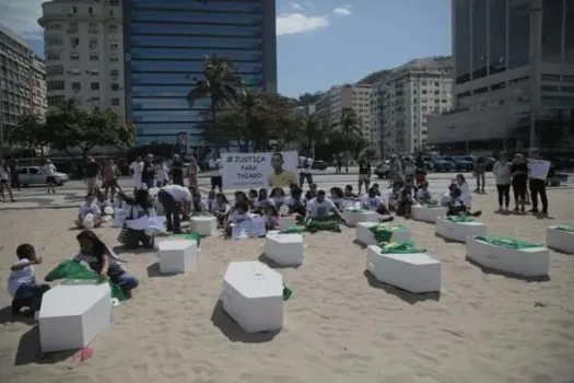 Protesto em Copacabana cobra elucidação de crimes contra crianças durante operações