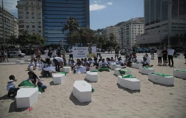 Protesto em Copacabana cobra elucidação de crimes contra crianças durante operações