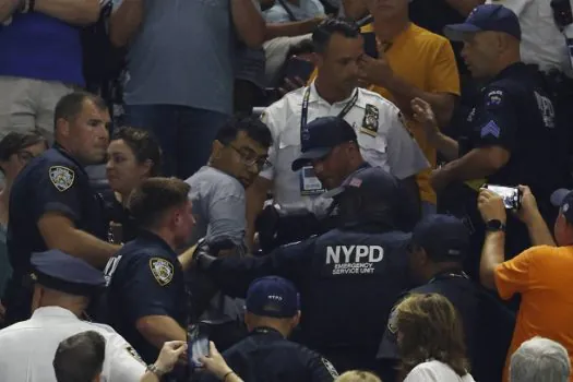 Manifestante cola pés na arquibancada e interrompe semifinal do US Open