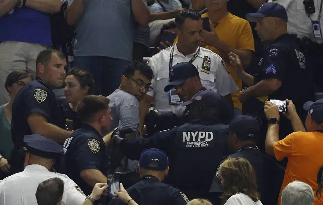 Manifestante cola pés na arquibancada e interrompe semifinal do US Open