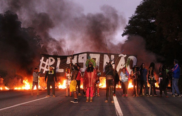 PM atira bombas de gás contra protesto indígena e libera rodovia em SP