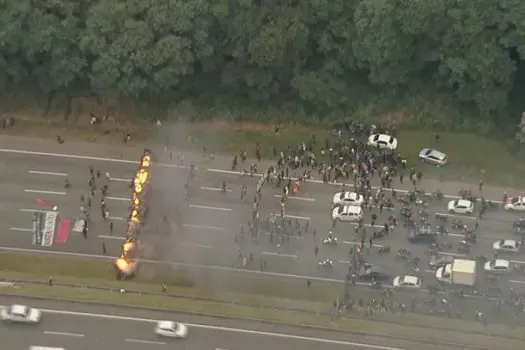 Povo Guarani bloqueia rodovia em SP contra marco temporal