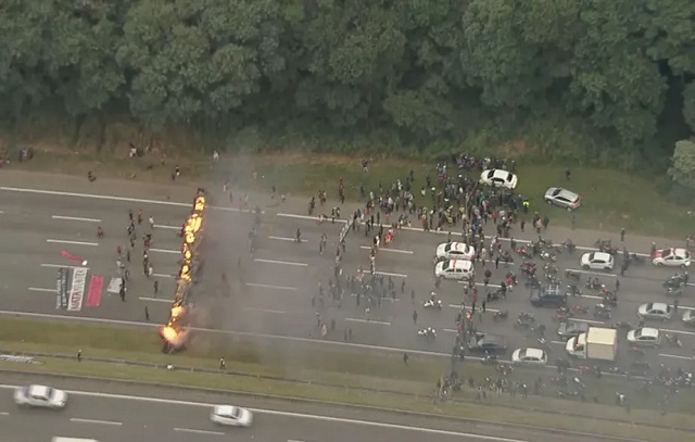 Povo Guarani bloqueia rodovia em SP contra marco temporal