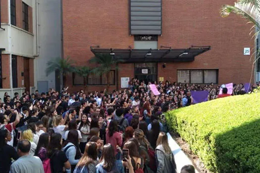 Em São Paulo, estudantes do Mackenzie fazem protesto contra Bolsonaro