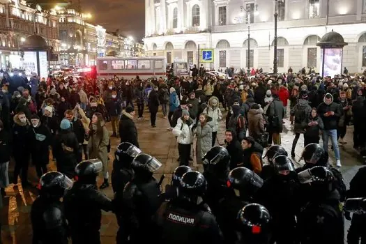 Autoridades russas bloqueiam sites noticiosos e prendem milhares de manifestantes