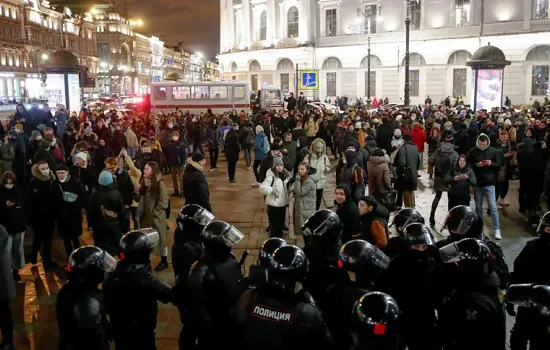 Autoridades russas bloqueiam sites noticiosos e prendem milhares de manifestantes