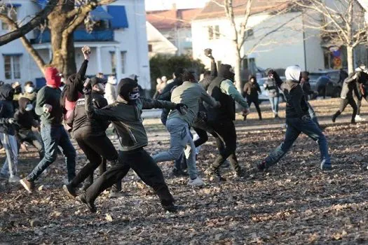 Suécia: ao menos 40 ficam feridos após protestos contra grupo de extrema-direita