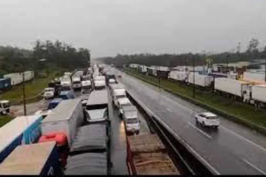 Caminhoneiros protestam em rodovias de ao menos 14 Estados _x000D_