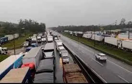 Caminhoneiros protestam em rodovias de ao menos 14 Estados _x000D_