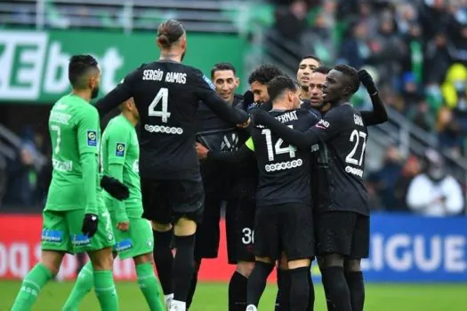 PSG vence Saint-Étienne em jogo marcado por lesão de Neymar e estreia de Ramos