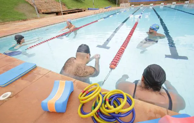 Projeto de inclusão de deficientes visuais na natação é lançado na PUC-Campinas