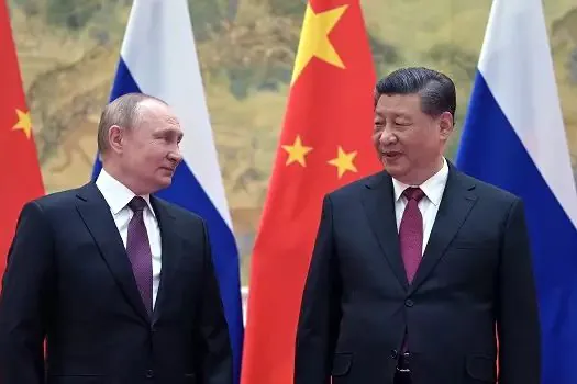 Em conversa com Putin, Xi Jinping defende diálogo e soberania de todos os países