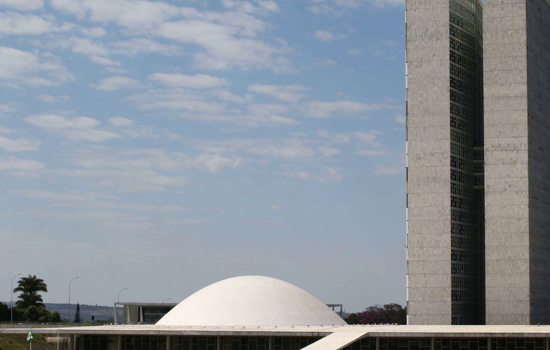 Congresso prorroga prazo de MP que cria o Auxílio Brasil