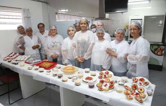 Alunas do curso de ‘Sobremesas e Bolos no Pote’ apresentam trabalho de conclusão