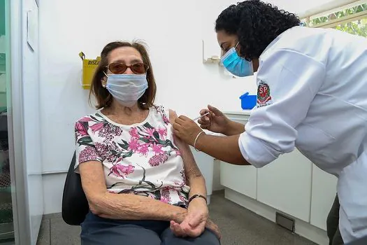 Covid-19: 4ª dose para idosos acima de 80 anos em SP começa na segunda