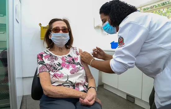 Covid-19: 4ª dose para idosos acima de 80 anos em SP começa na segunda