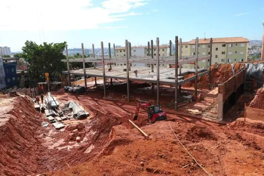 Prefeito vistoria obras do Quarteirão da Educação