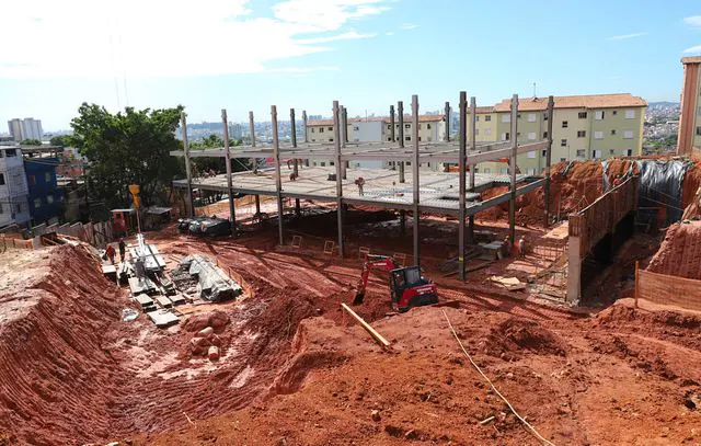 Prefeito vistoria obras do Quarteirão da Educação