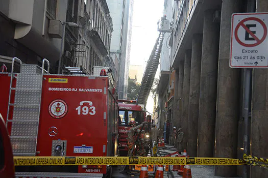 Bombeiros voltam a prédio de boate no Rio por provável novo foco de incêndio