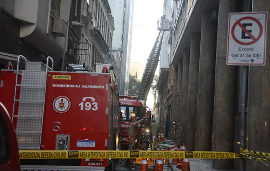 Bombeiros voltam a prédio de boate no Rio por provável novo foco de incêndio